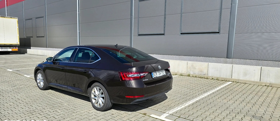 Skoda Superb cena 63000 przebieg: 325000, rok produkcji 2017 z Kraków małe 172